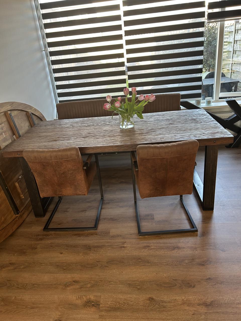 Compleet Industriële eetkamerset , eettafel bankje en 2stoelen