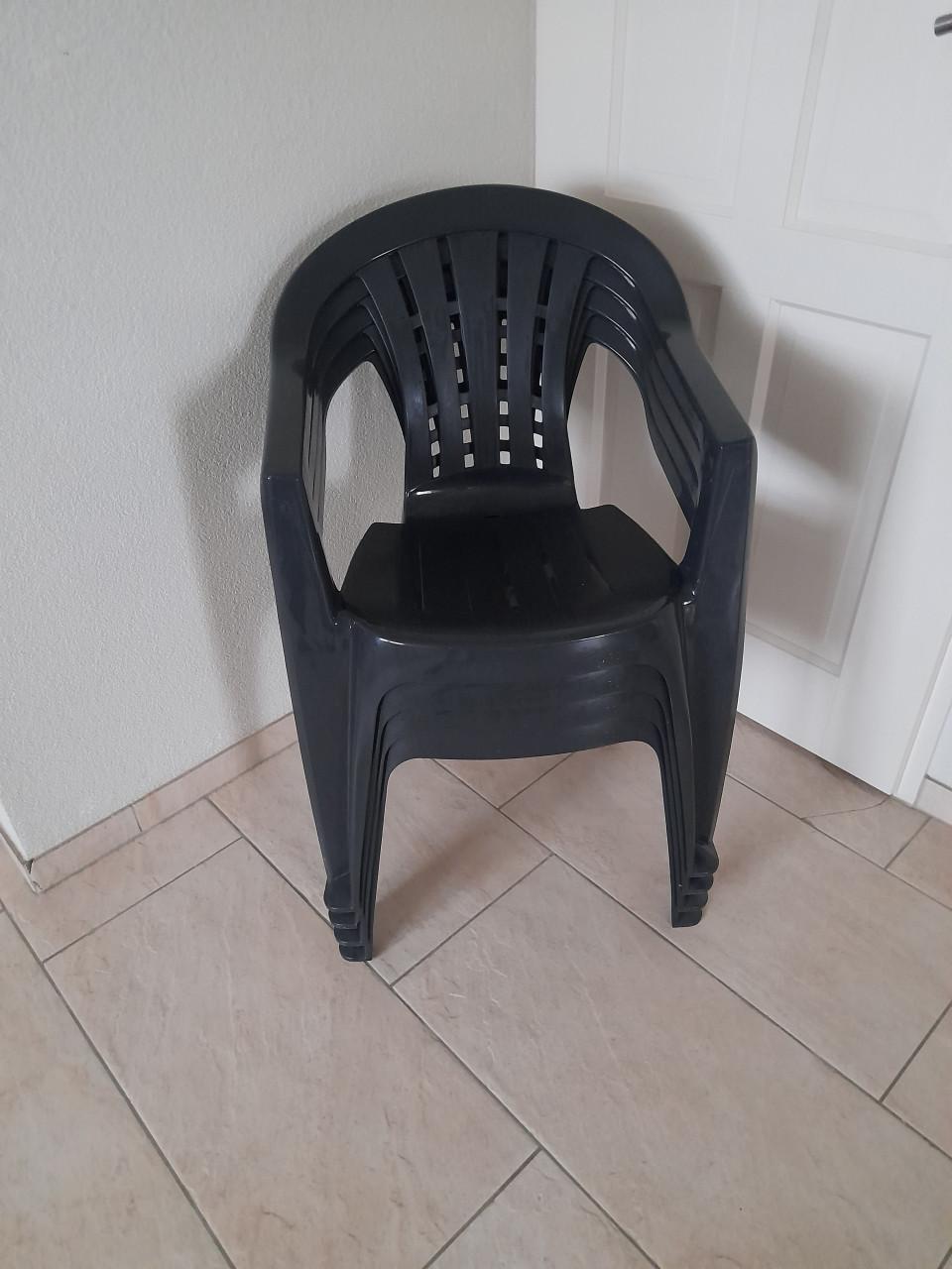 4 x stapelbare tuinstoelen ( in goede nette staat )