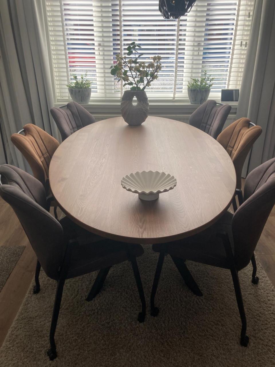 6 Prachtige eetkamerstoelen zo goed als nieuw.