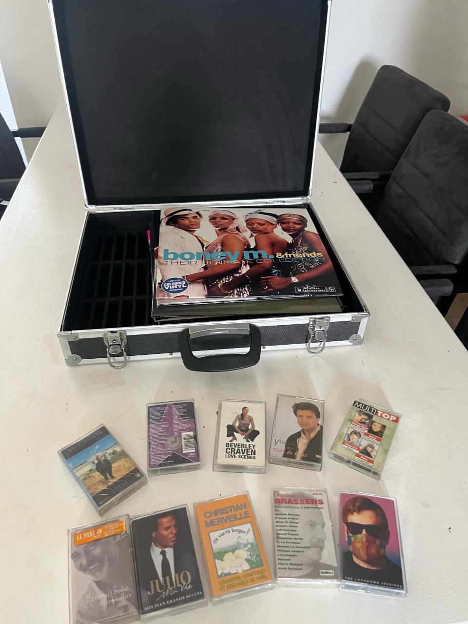 Platen speler + koffer met LPS en cassettes