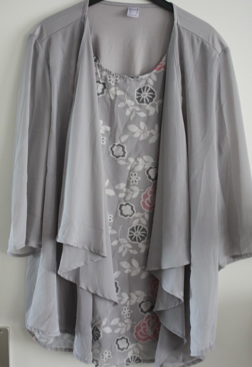 Grijs shirt met print en vest in 1 maat 52
