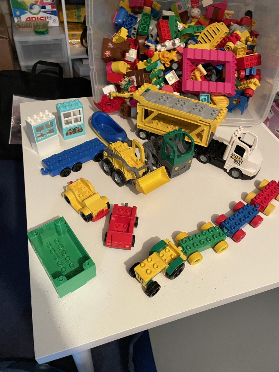 Te koop bak vol met Duplo