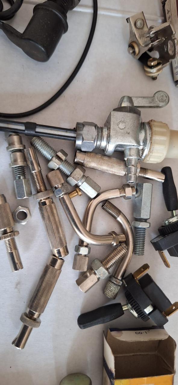Diverse brommeronderdelen: bougies, contactpunten, etc.