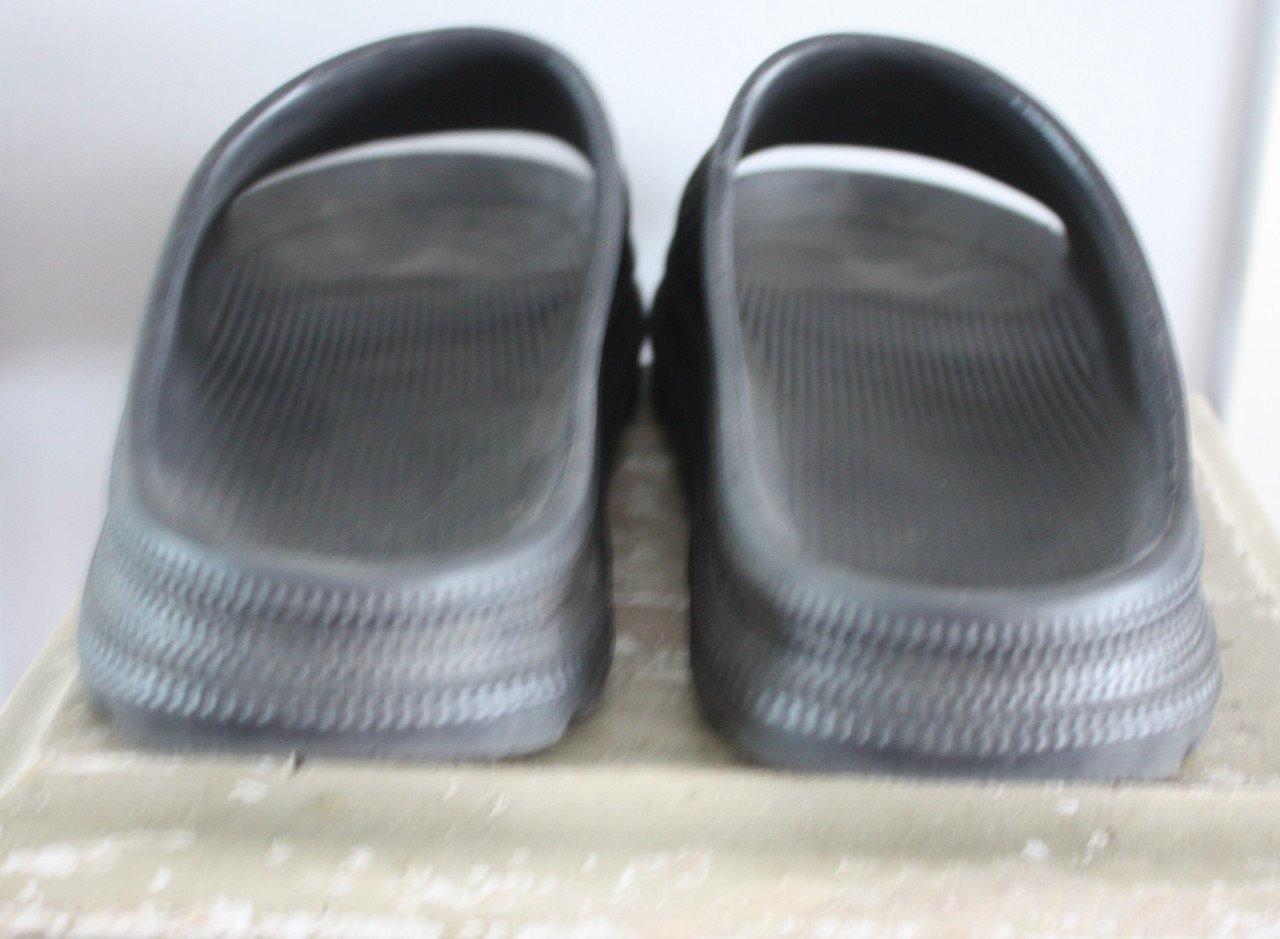 Nieuwe zwarte slippers  maat 39