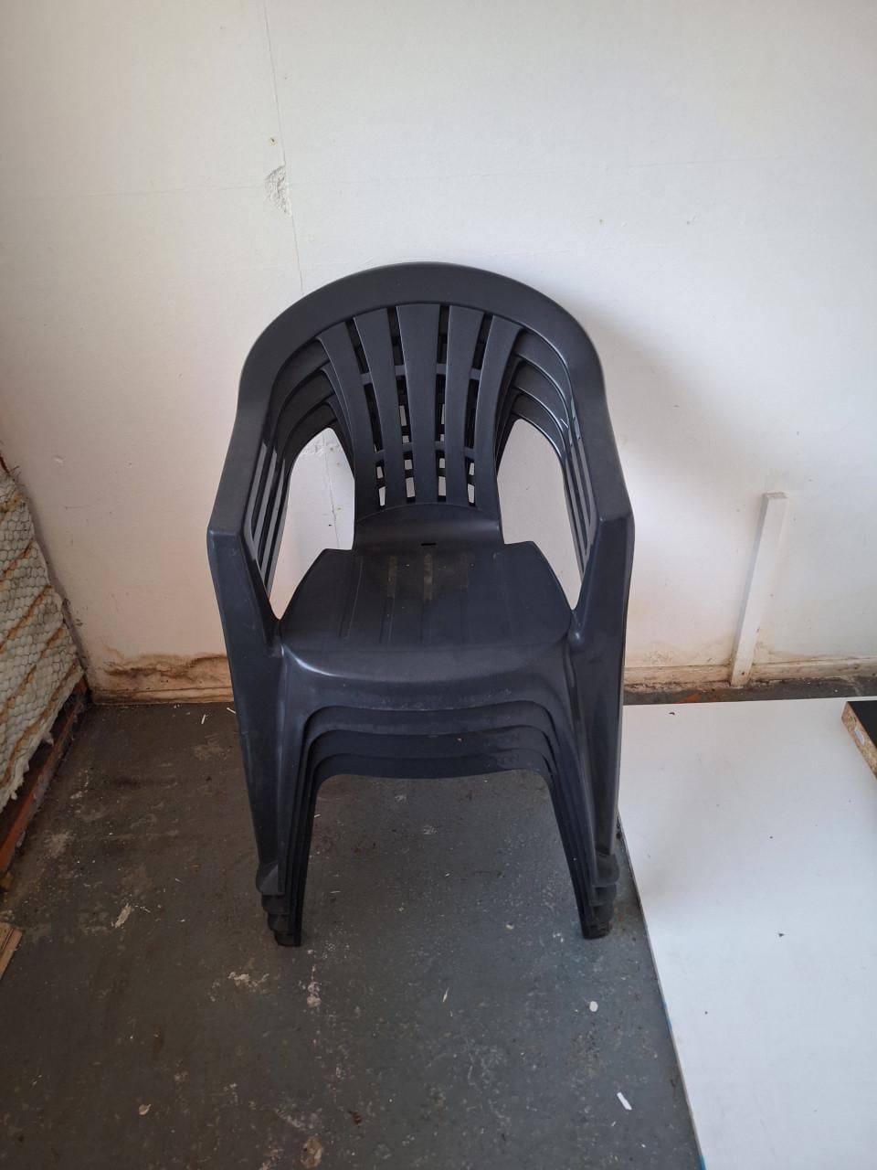 4 stapelbare kunststof tuinstoelen