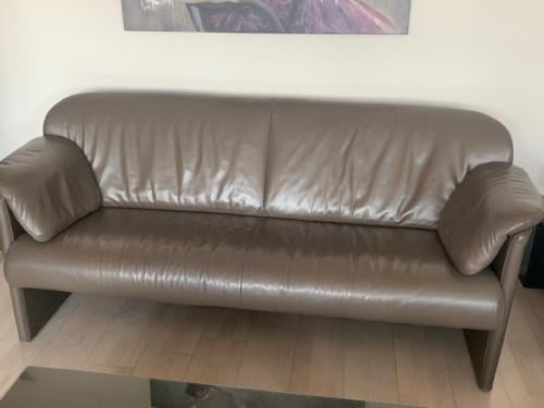 TE KOOP  prachtige leder 2½ zits bank Taupe kleur merk JORI