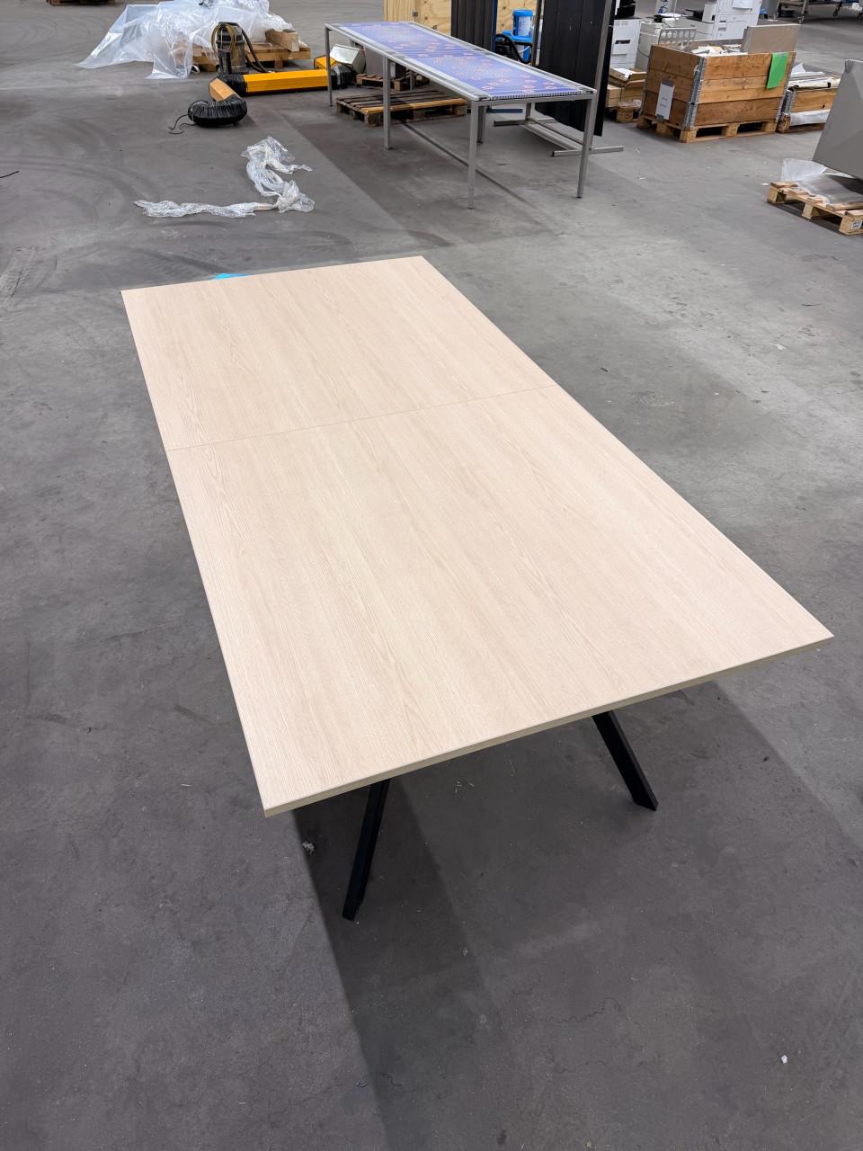 Grote vergadertafel 2 stuks