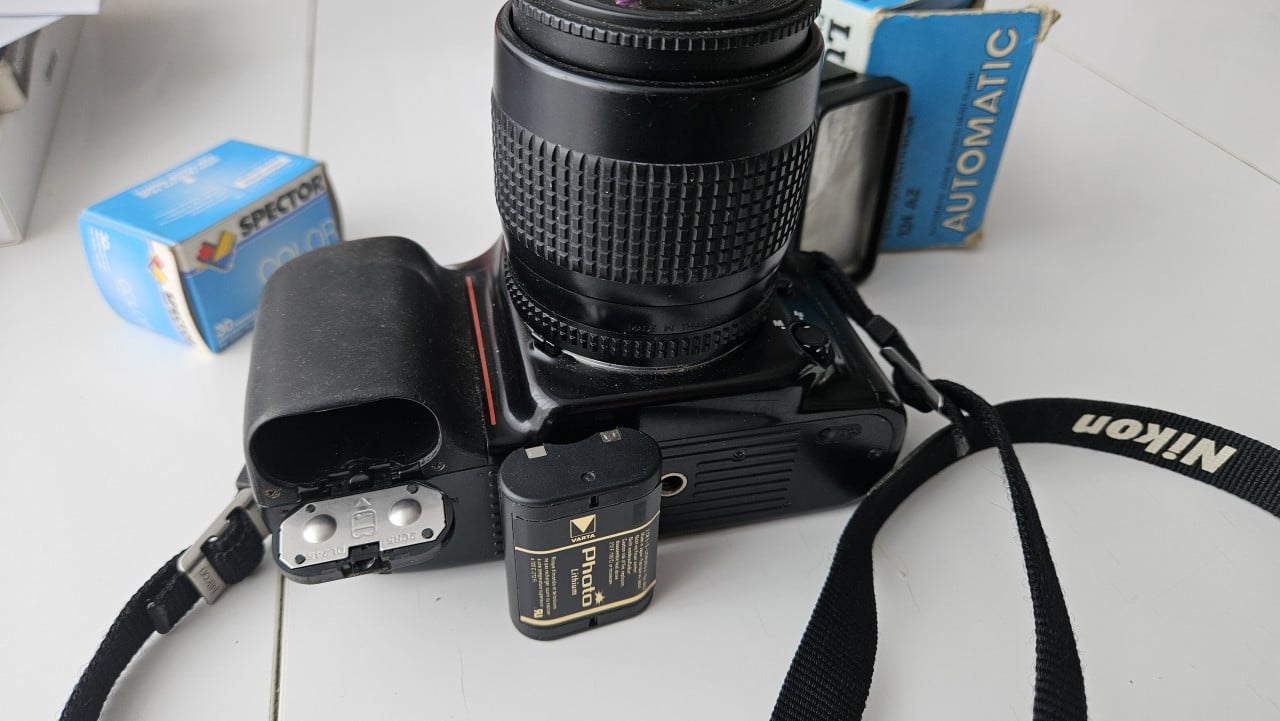Nikon F50 analoge camera met lens + flitser + filmrolletje