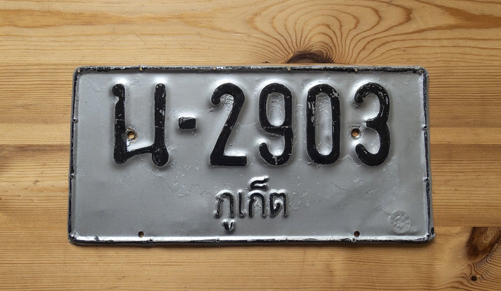Te koop verschillende kentekenplaten.