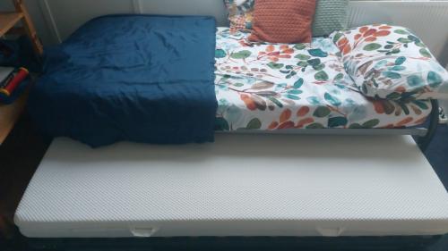 Onderschuifbed.  Bedden.  Z.g.a.n. 2x 90 x200cm