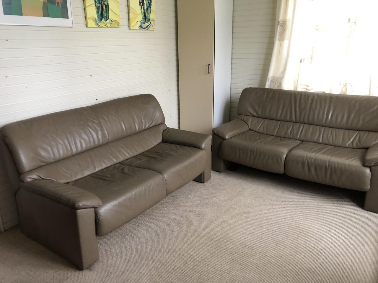 2 leren tweezitsbanken Merk Jori. Taupe kleurig