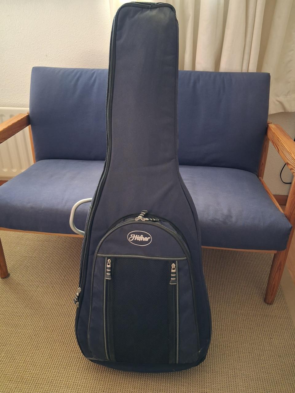 Klassieke gitaar met tas en lesboeken
