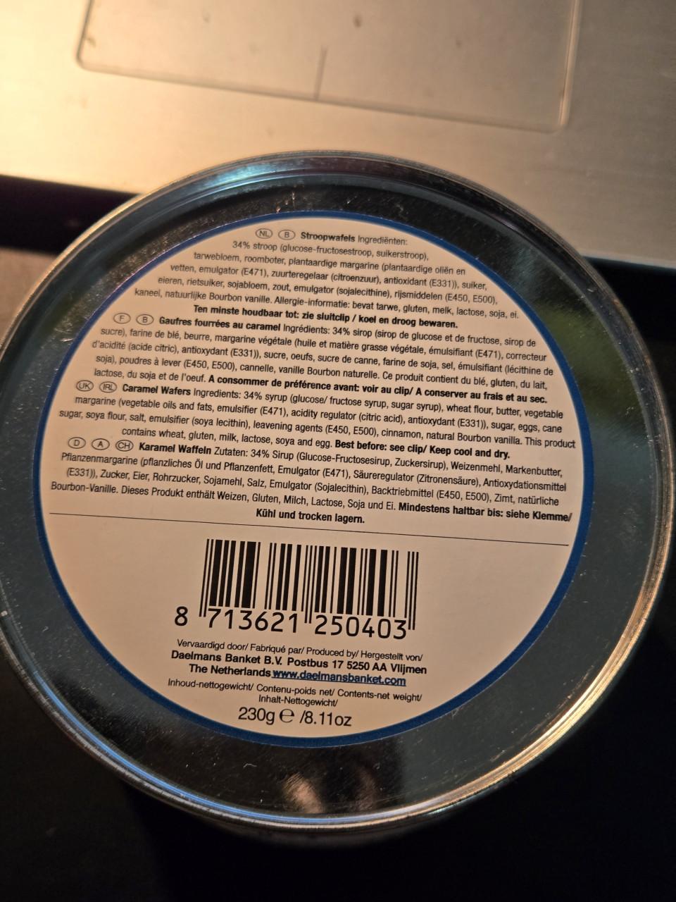 Delfts blauw stroopwafelblik met Amsterdamse grachtenpandjes.