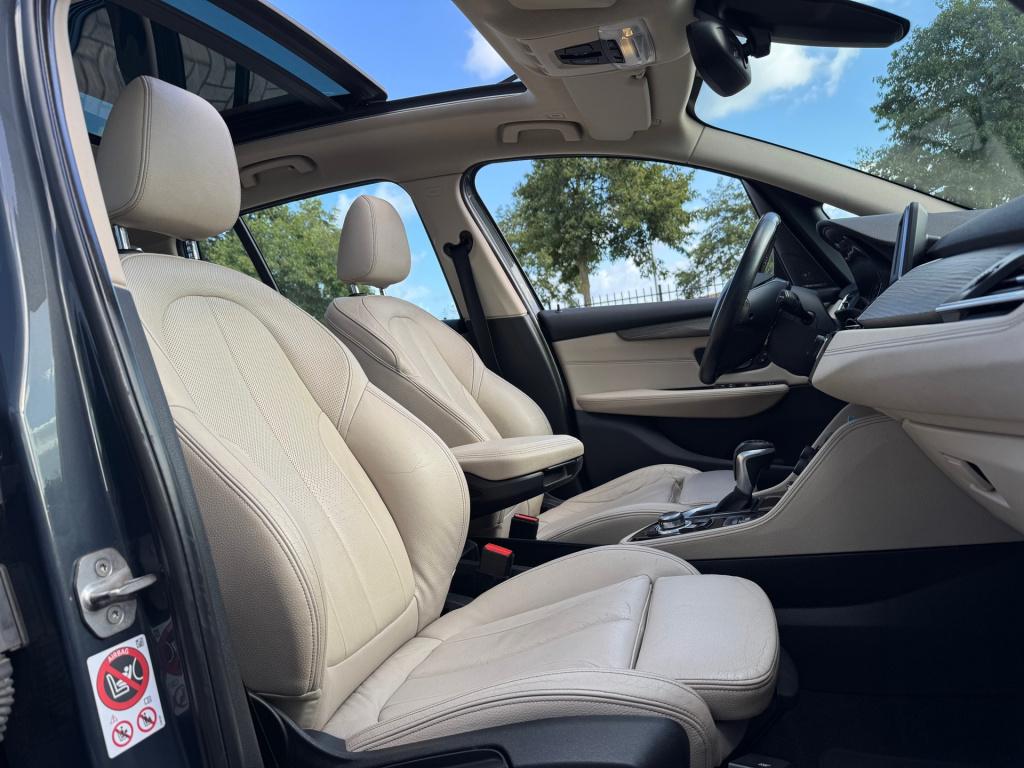 BMW 2-serie gran tourer 220i luxury 7p. * trekhaak * leer * panoramadak * n