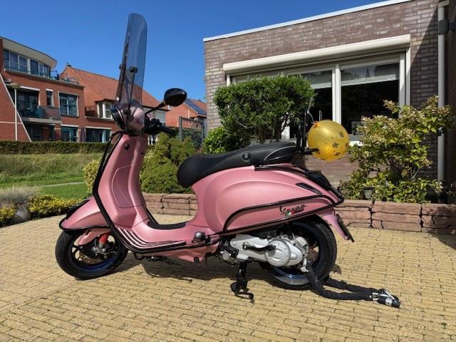 Schitterende custum Vespa sprint gold roze weinig km als nieuw