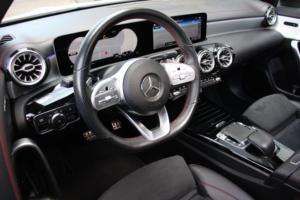 Mercedes-Benz Cla 180 amg | night pakket | pano | sfeerverlichting | camera