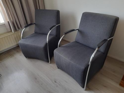 2 grijze stoelen