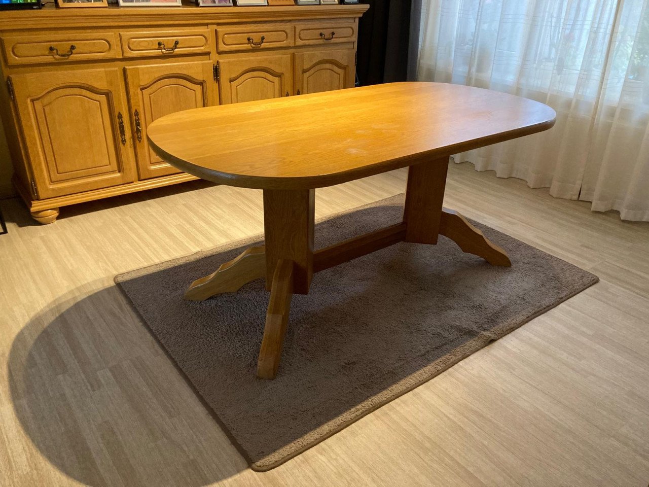 Dressoir , eettafel en spiegel kleur licht eiken