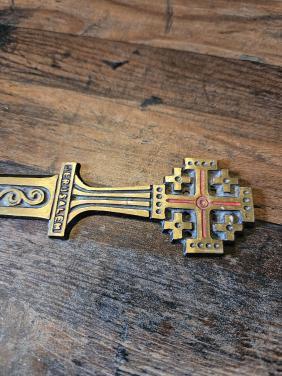 Decoratieve briefopener met Jeruzalemkruis