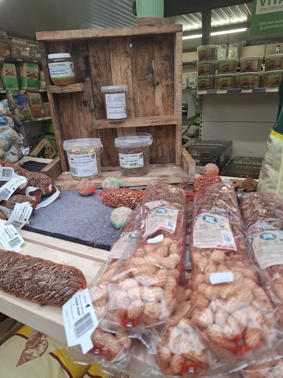 Ruime keuze uit allerlei wintervoer voor de buitenvogels