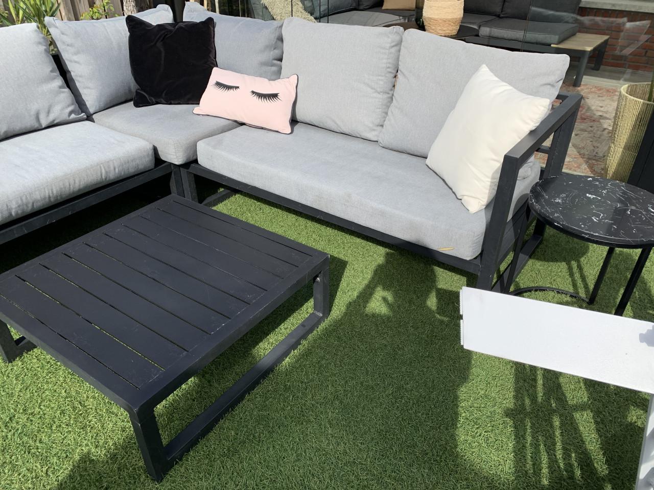 Loungset zwart Alminium met grijze kussens, en 3 tafels