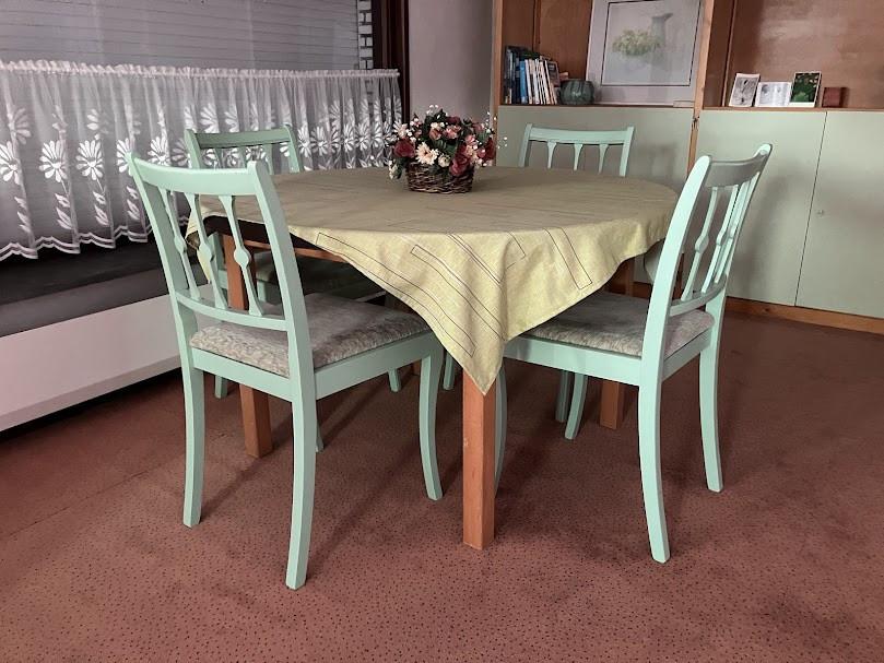 Tafel en stoelen