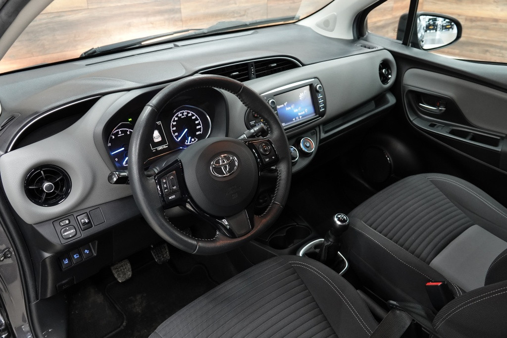 Toyota Yaris 1.0 vvt-i | camera | 15" | bluetooth |