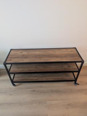 Bruine houtlook (tv) kast met zwarte details op wielen