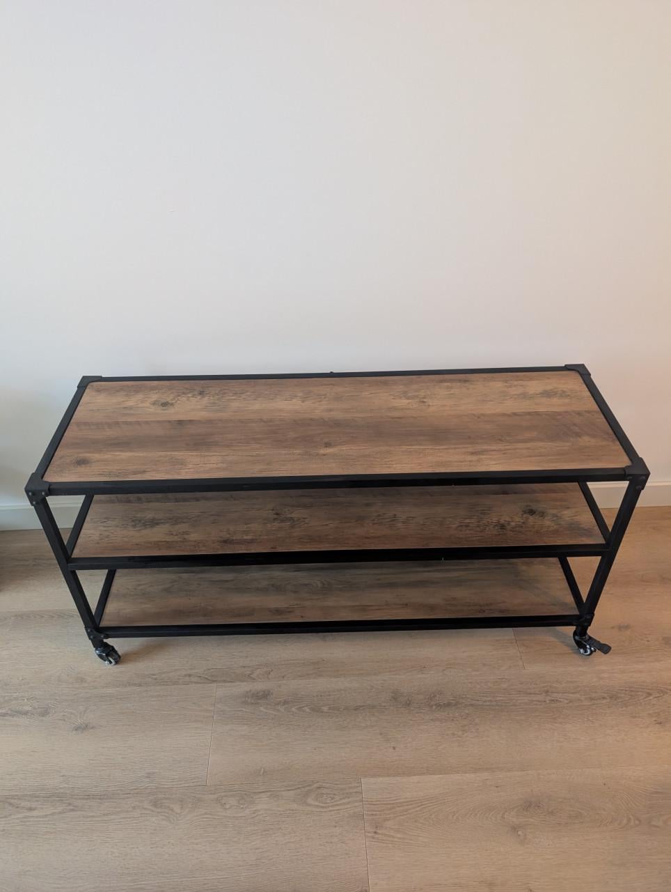 Bruine houtlook (tv) kast met zwarte details op wielen