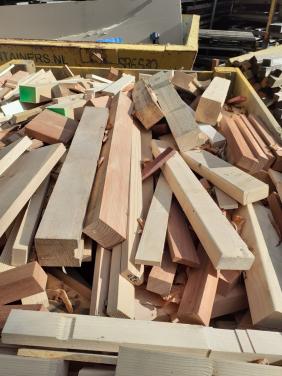 Grote kist droog kachelhout v 20 euro
