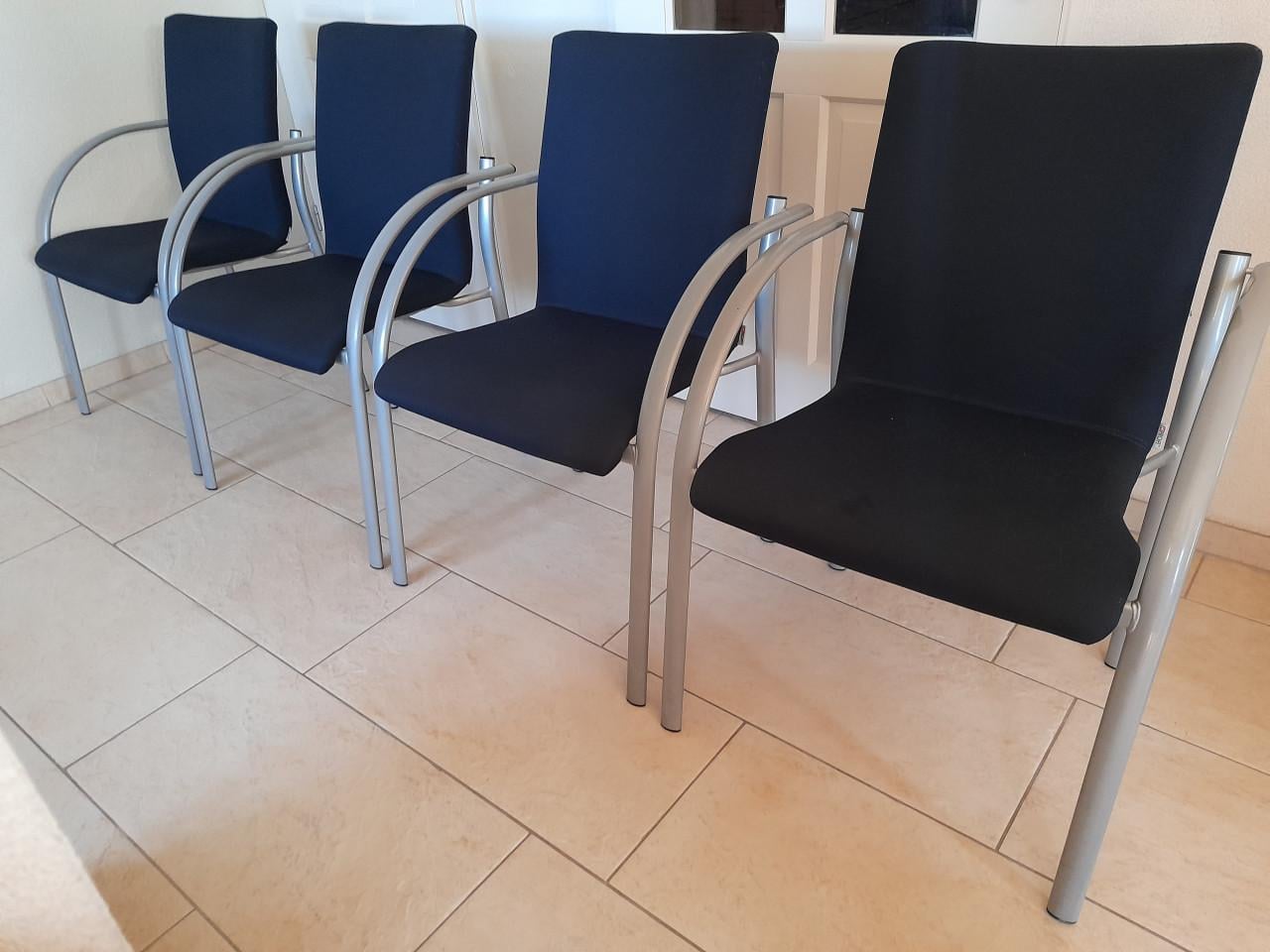 4 Stevig lekker zittende (vergader) stoelen (in goede nette staat)
