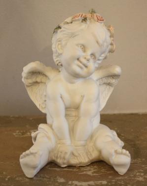 Witte engel met rozen krans kunststof