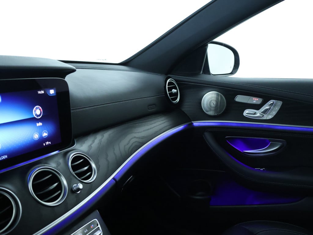 Mercedes-Benz E-Klasse 200 amg line | panoramadak | trekhaak | sfeerverlich