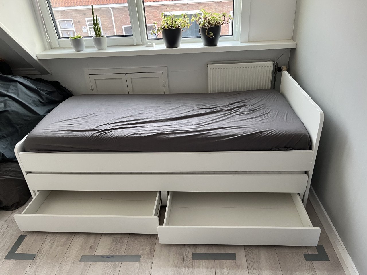 Bedframe 90x200cm met onderbed en opbergruimte wit.