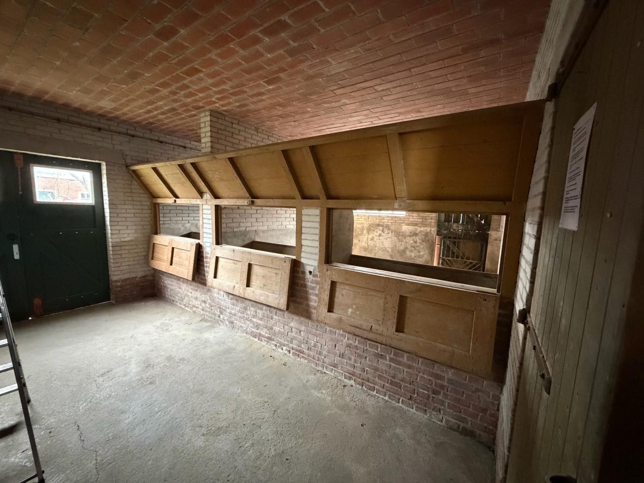 Paarden voerwand met luiken