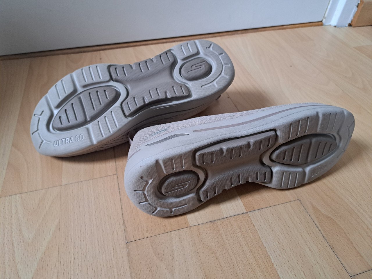 Sketcher schoenen beige.