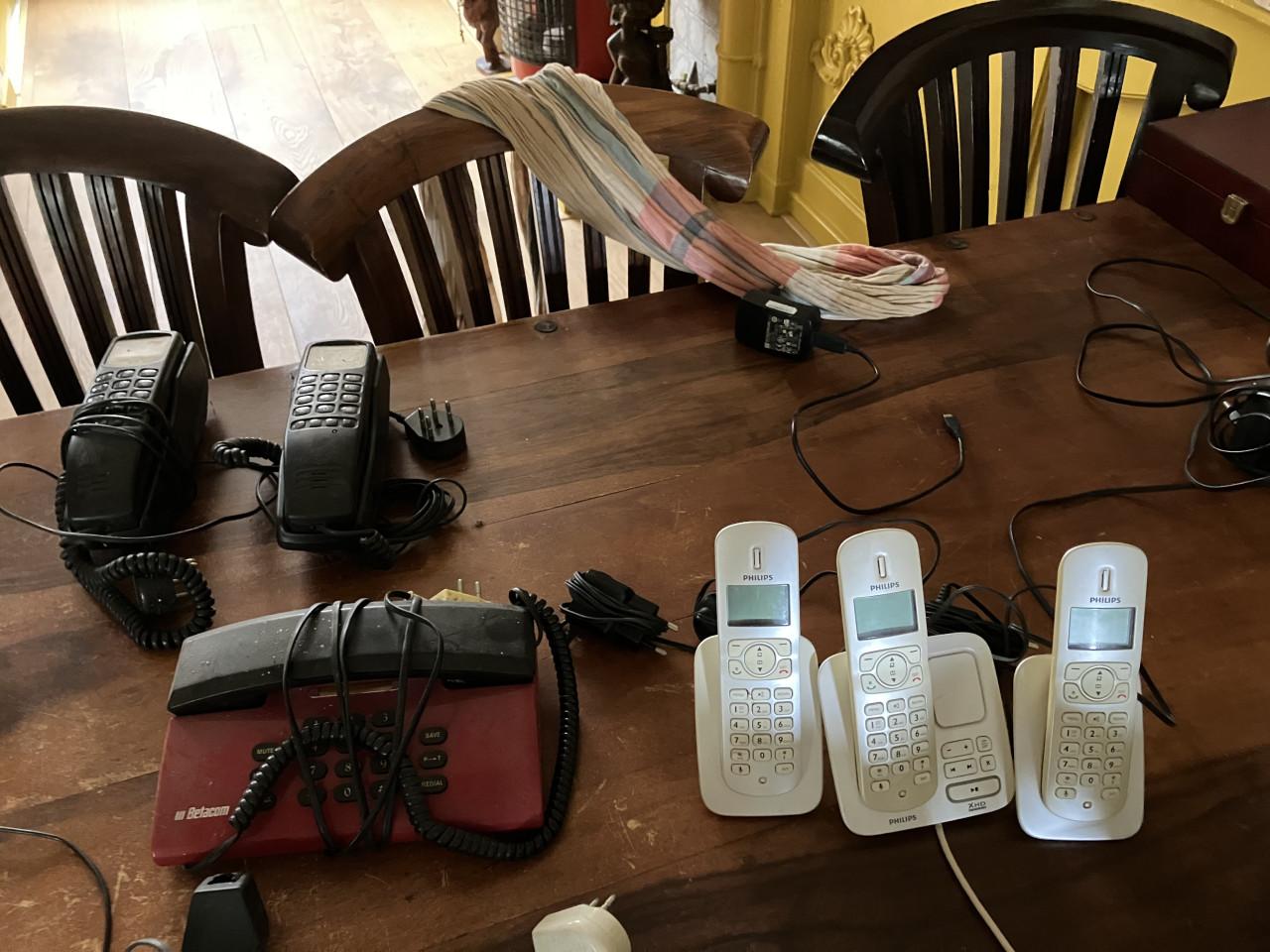 Lot met analoge telefoontoestellen