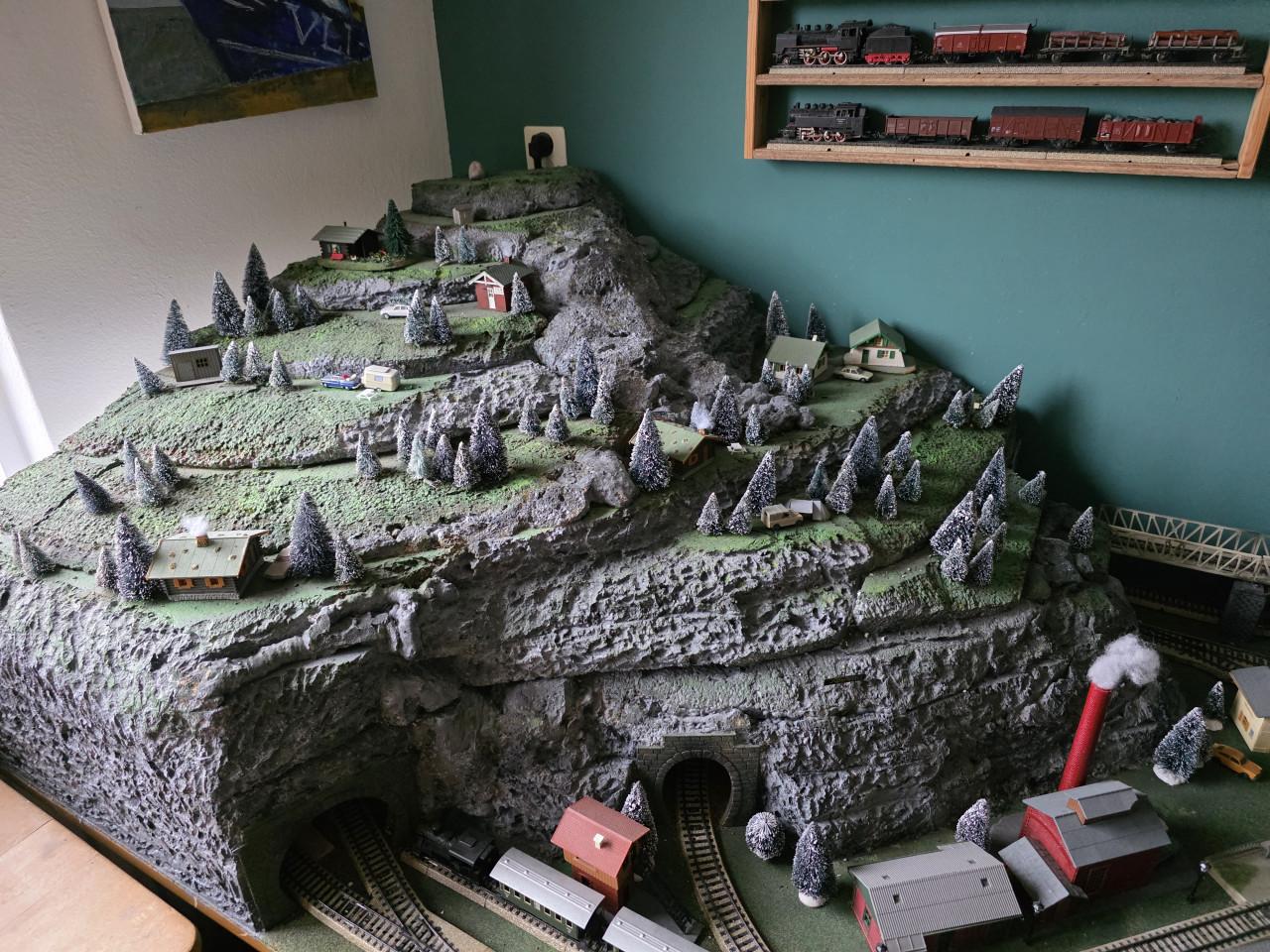 Treinentafel met berg