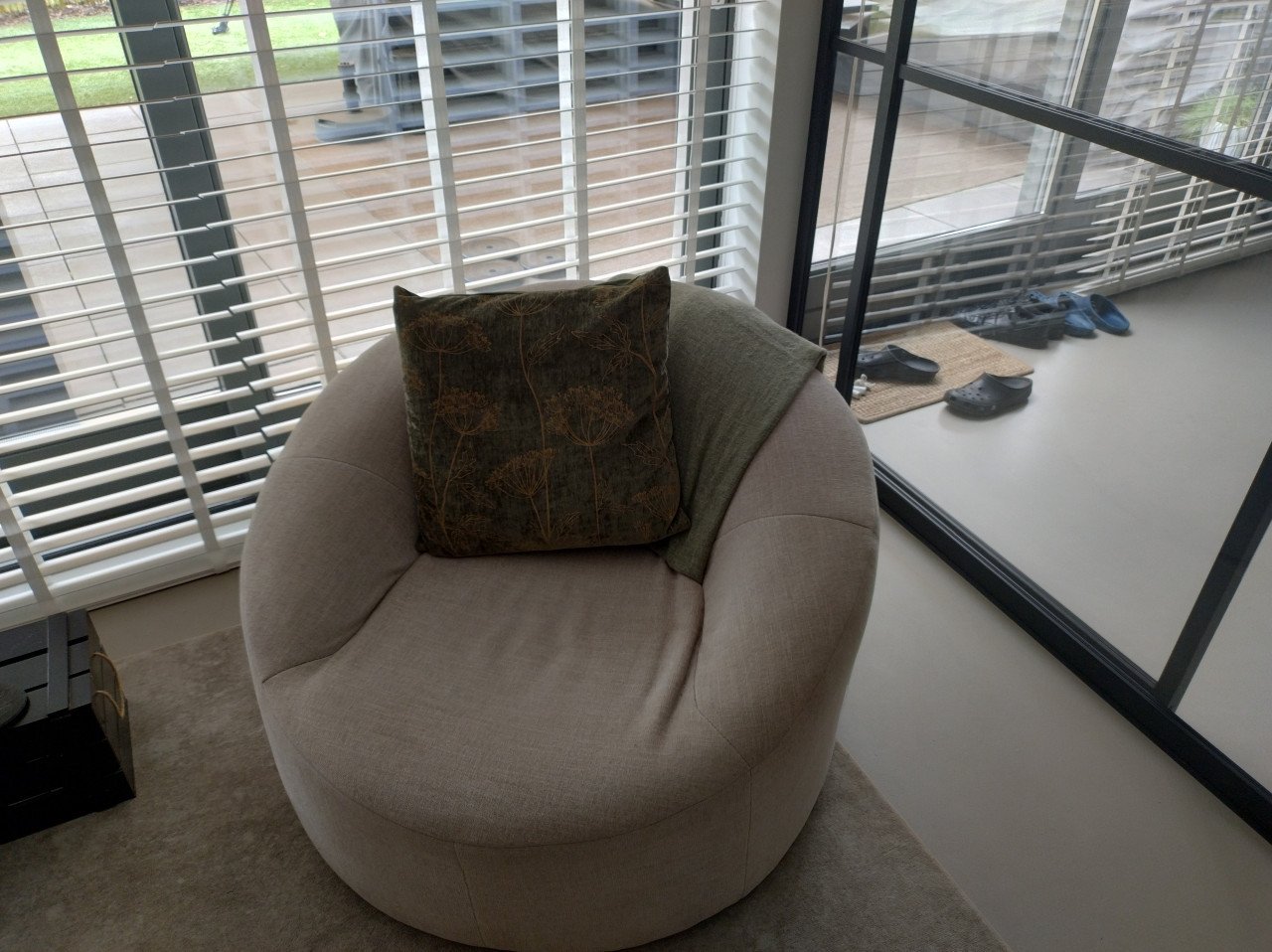 Fauteuil Anna gestoffeerd rond naturel