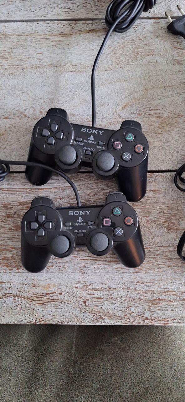 Playstation 2 incl Spelletjes en 2 controllers