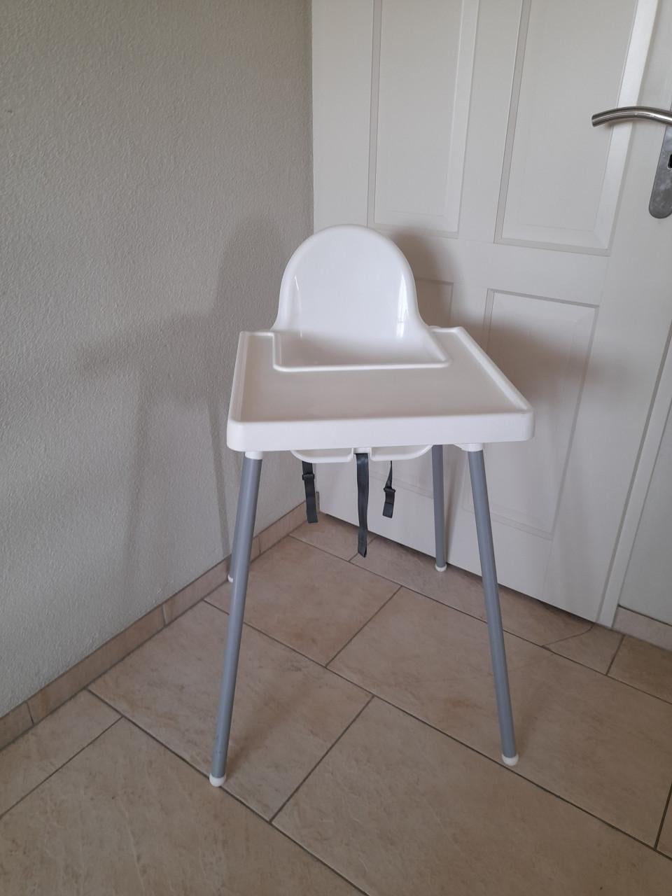 Kinderstoel met gordel ( in goede staat )