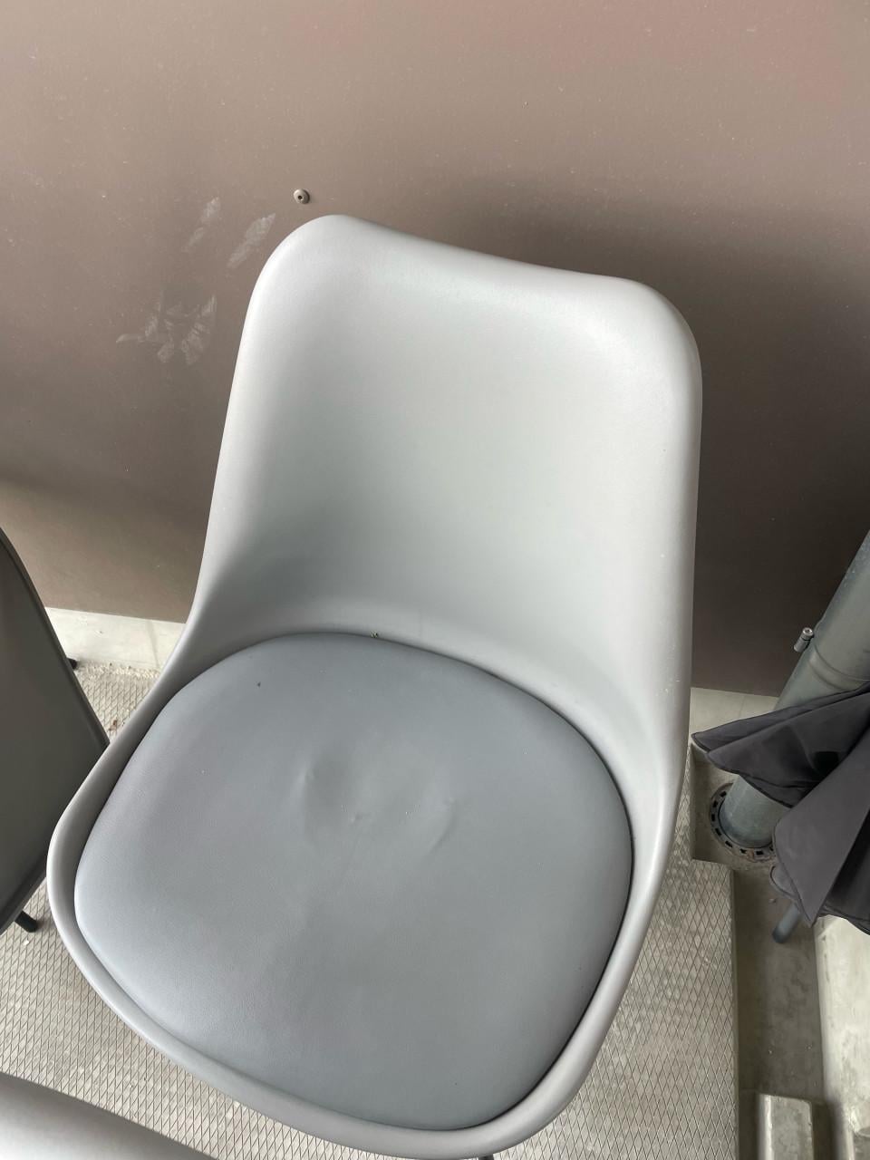 4 grijze stoelen