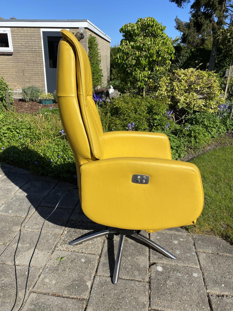 Sta-op stoel met 2 motoren en lederen bekleding. Opbrengst naar: Rode Kruis