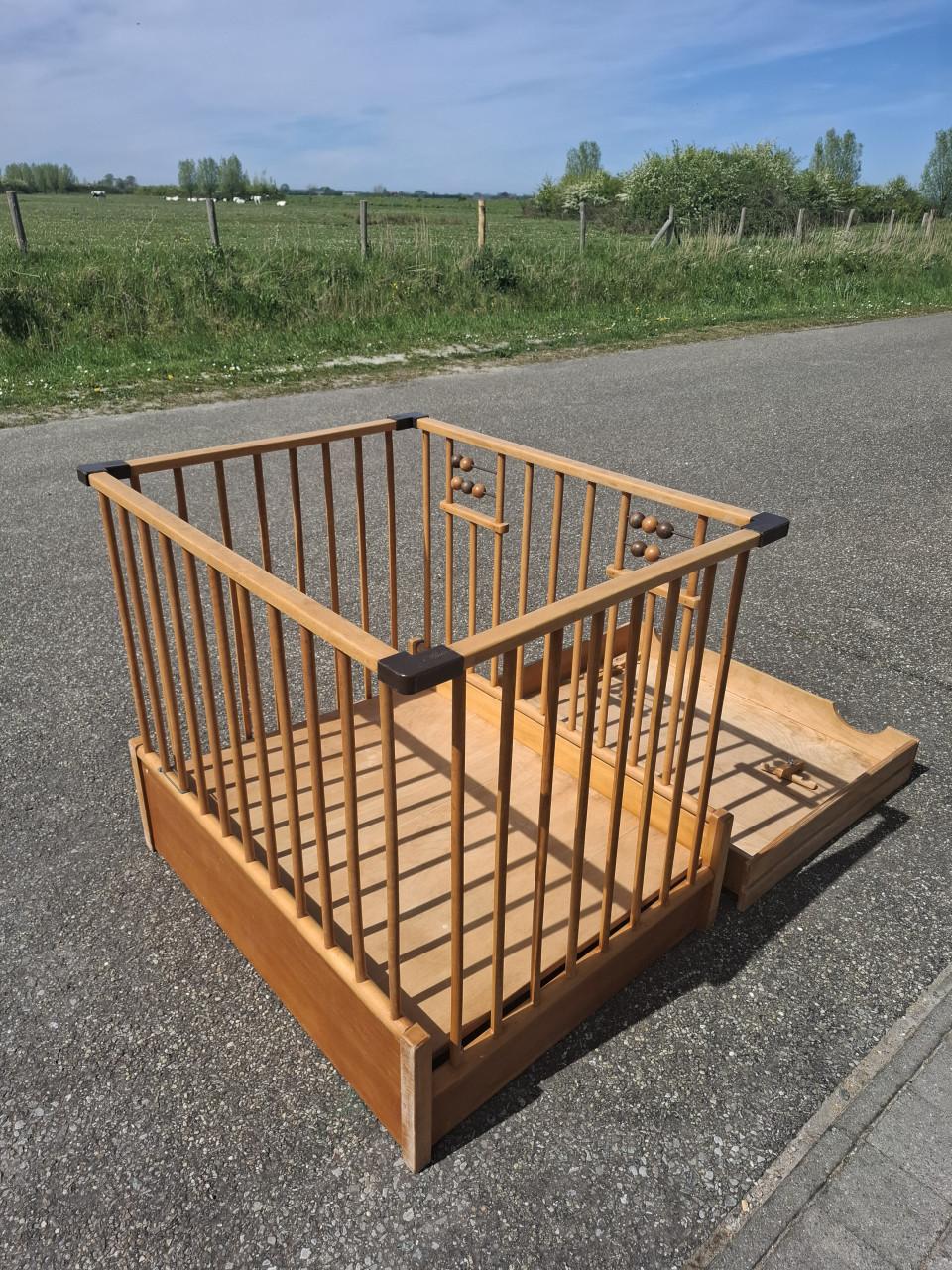 Kinderwagen en een houten grote box  met la en verstelbare bodem