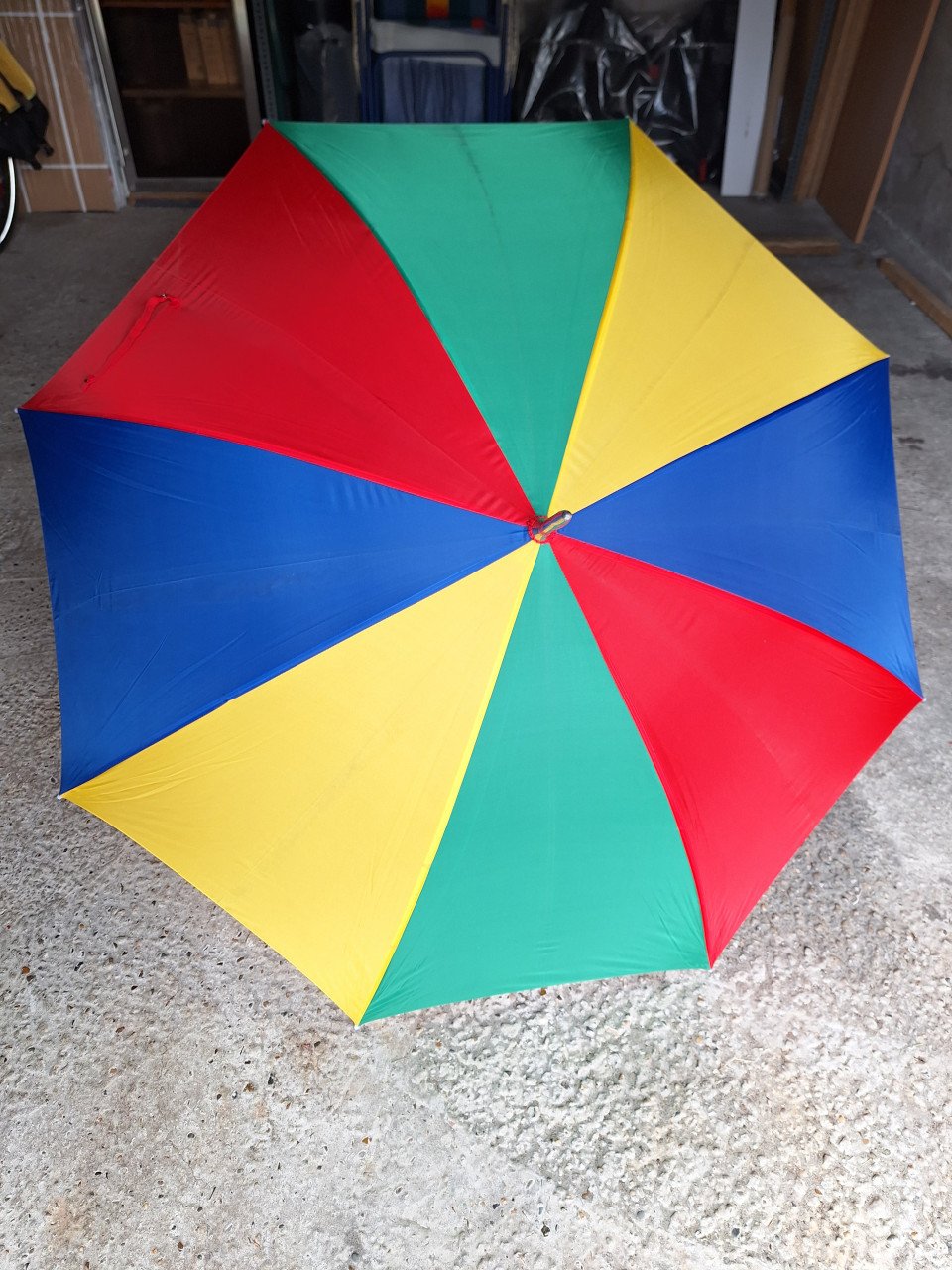 Grote paraplui 8 delen in vier kleuren. Stok is 95 cm lang. Met houten hand