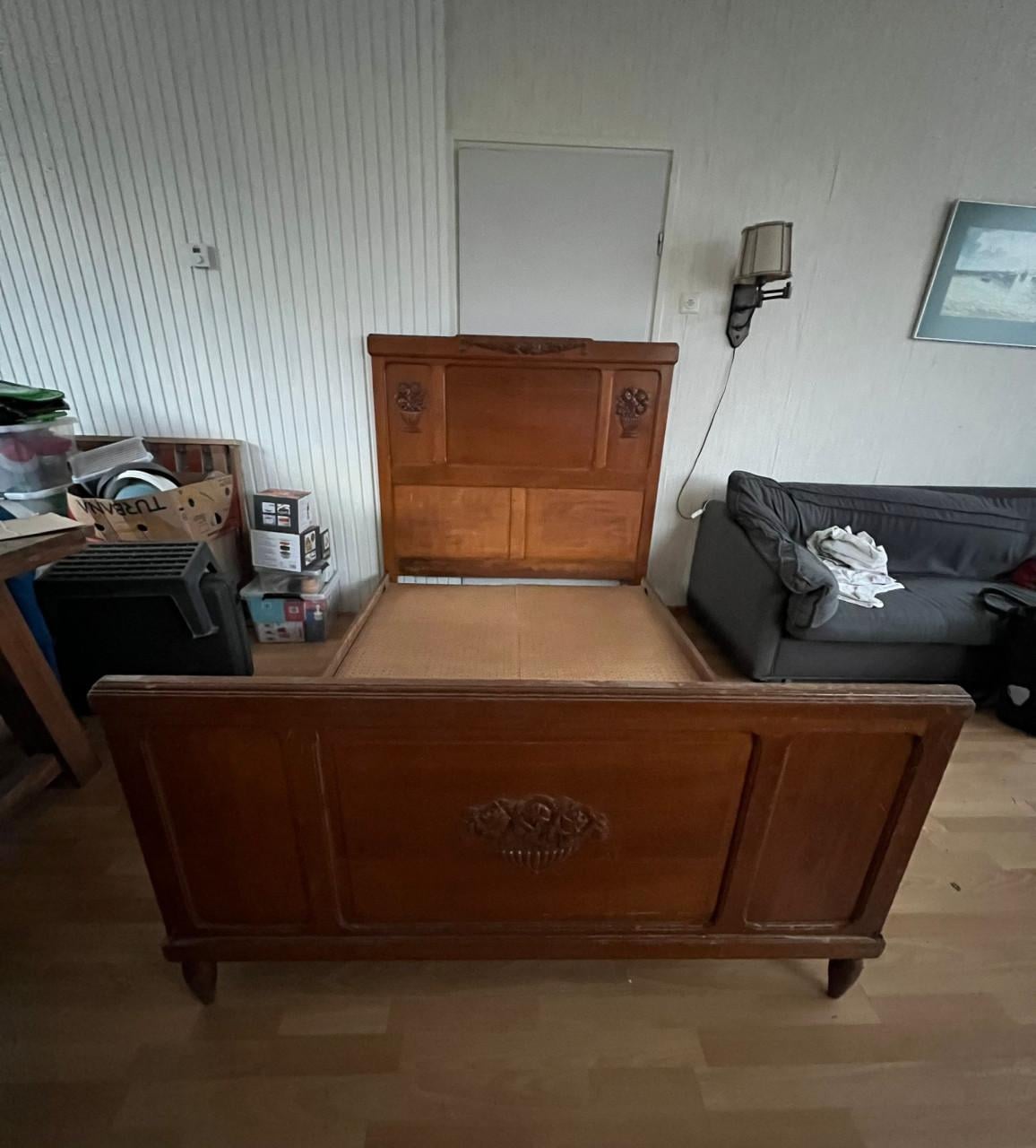 Antiek bed met nachtkastje