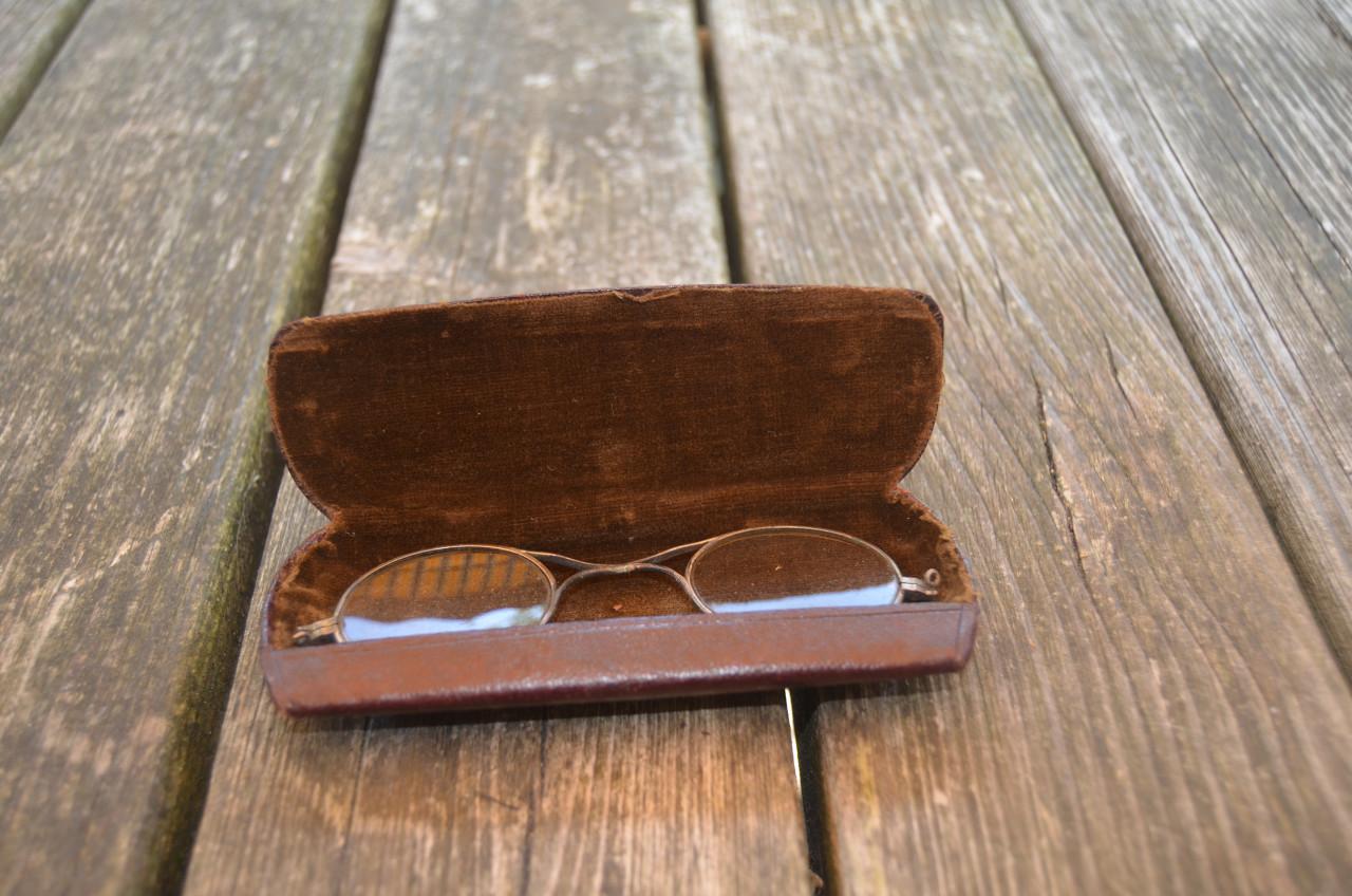 Diverse antieke brilletjes + etuis