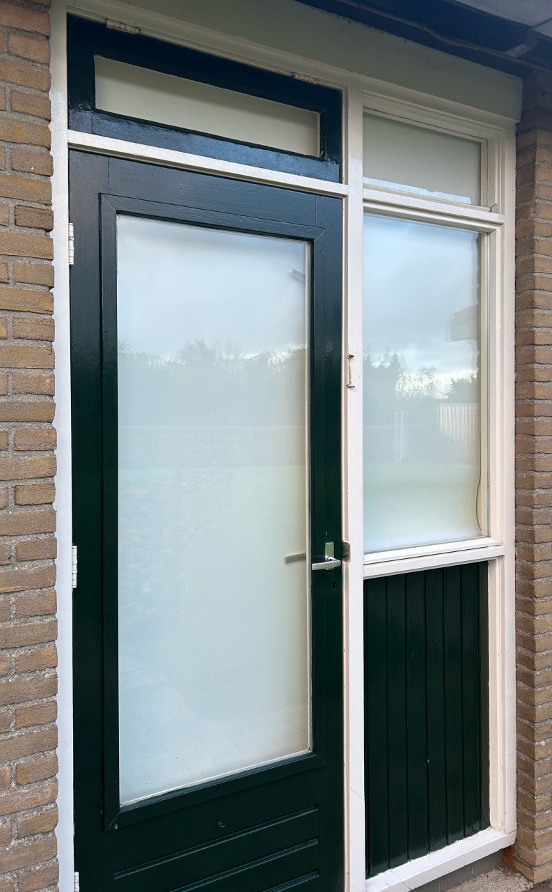 Twee hardhouten deuren met dubbelglas – kleur RAL 6009 dennegroen