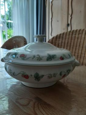 WEDGWOOD RASPBERRY - SERVEERSCHAAL MET DEKSEL - DIA SCHAAL 21 CM