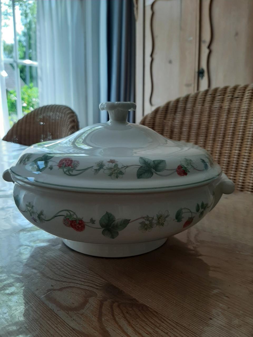 WEDGWOOD RASPBERRY - SERVEERSCHAAL MET DEKSEL - DIA SCHAAL 21 CM